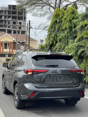Toyota Highlander XLE 2022 Gray