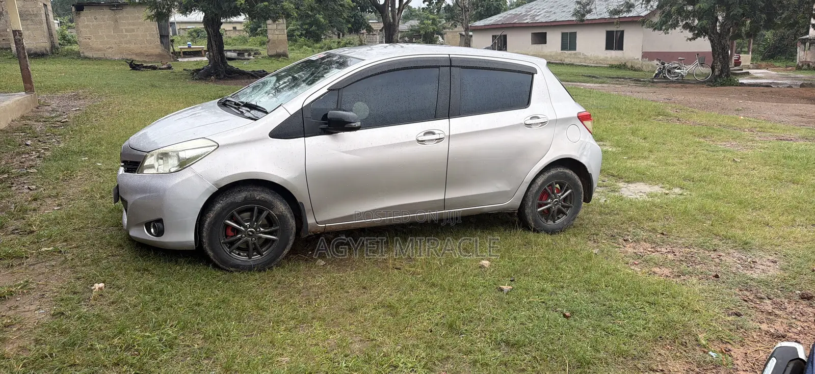 Toyota Vitz 2011 Silver