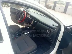 Toyota Corolla LE 4dr Sedan (1.8L 4cyl CVT) 2017 White