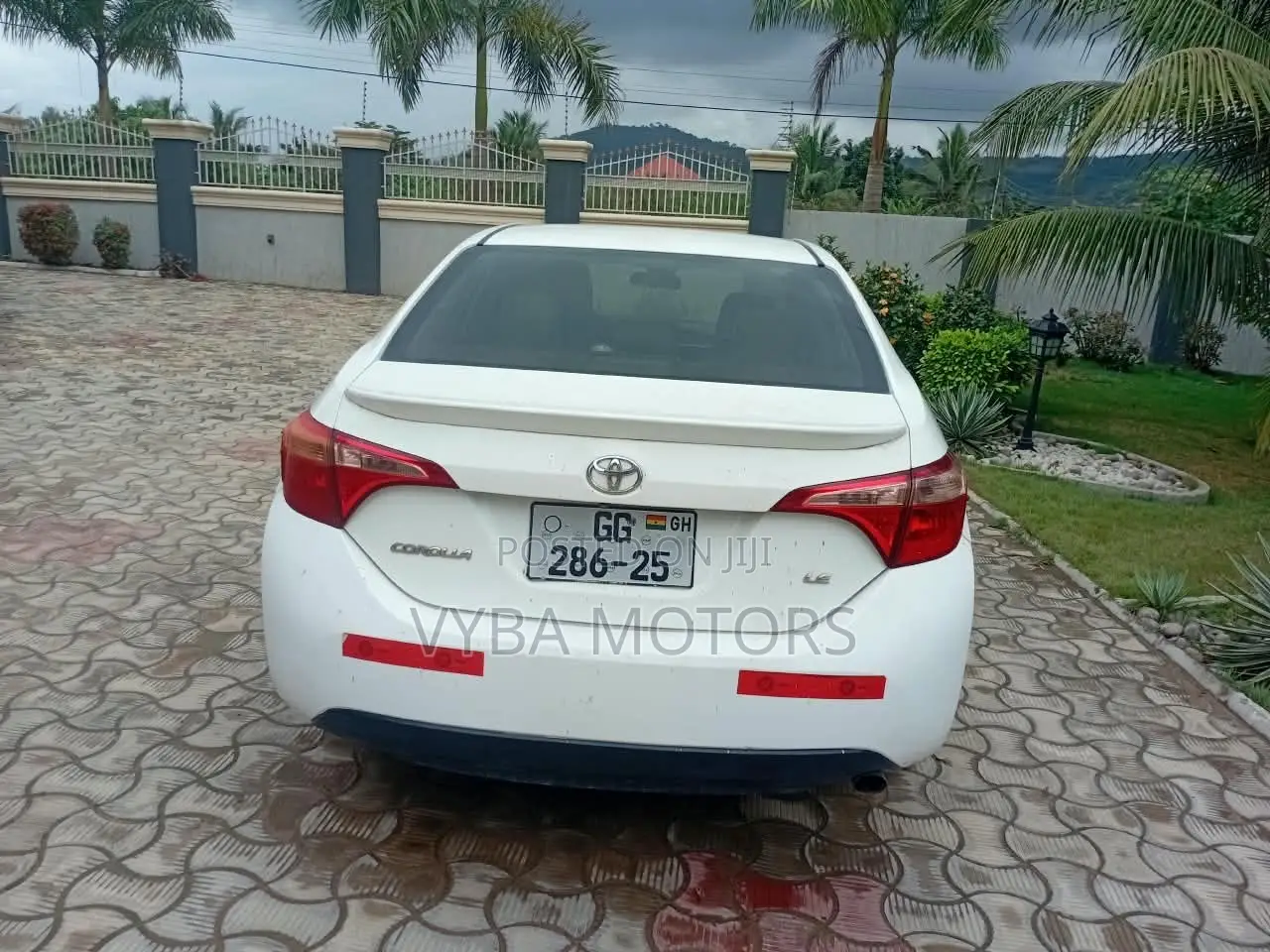 Toyota Corolla LE 4dr Sedan (1.8L 4cyl CVT) 2017 White