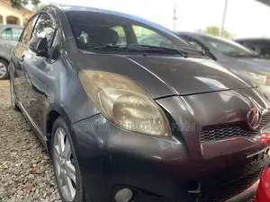 Toyota Vitz 1.3 FWD 5dr 2011 Gray