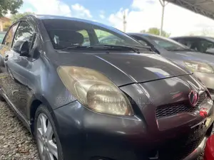 Toyota Vitz 1.3 FWD 5dr 2011 Gray
