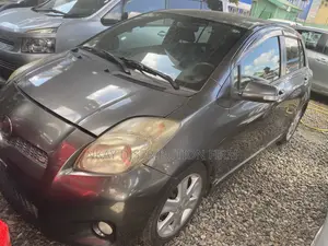 Toyota Vitz 1.3 FWD 5dr 2011 Gray