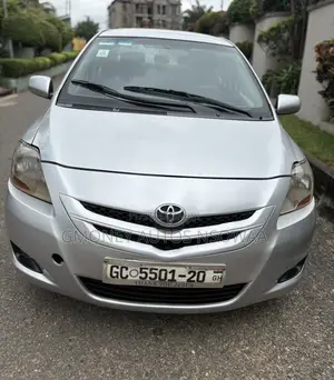 Toyota Yaris Base Sedan 4dr 2010 Silver