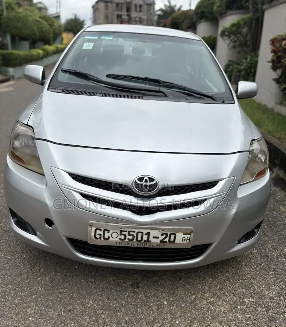 Toyota Yaris Base Sedan 4dr 2010 Silver