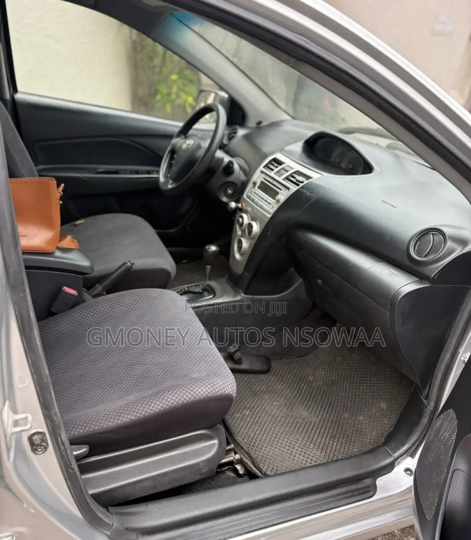 Toyota Yaris Base Sedan 4dr 2010 Silver
