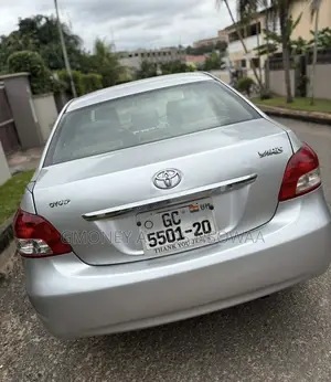 Toyota Yaris Base Sedan 4dr 2010 Silver