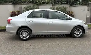 Toyota Yaris Base Sedan 4dr 2010 Silver