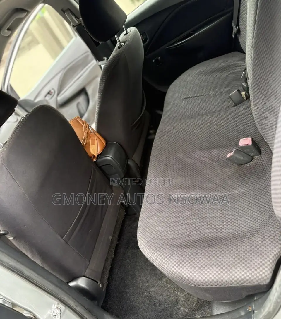 Toyota Yaris Base Sedan 4dr 2010 Silver