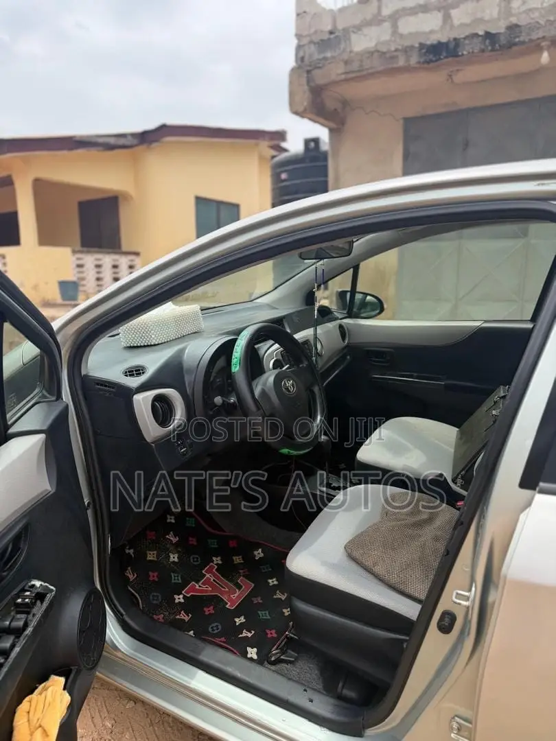 Toyota Vitz 1.3 AWD 5dr 2012 Gray