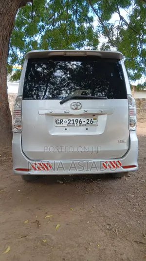 Toyota Voxy 2013 Silver