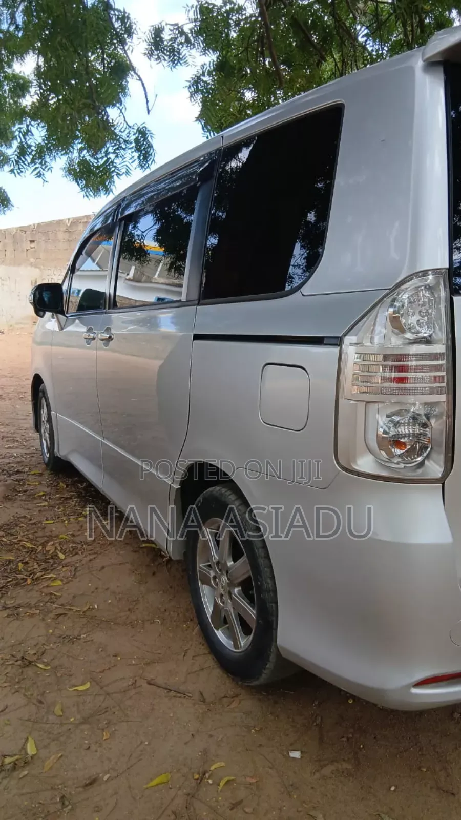 Toyota Voxy 2013 Silver