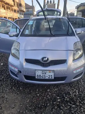 Toyota Vitz 2010 Silver