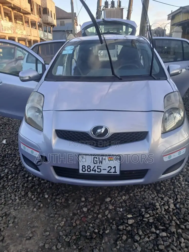 Toyota Vitz 2010 Silver