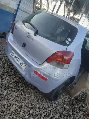 Toyota Vitz 2010 Silver