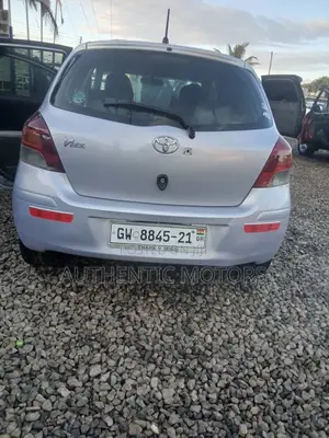 Toyota Vitz 2010 Silver
