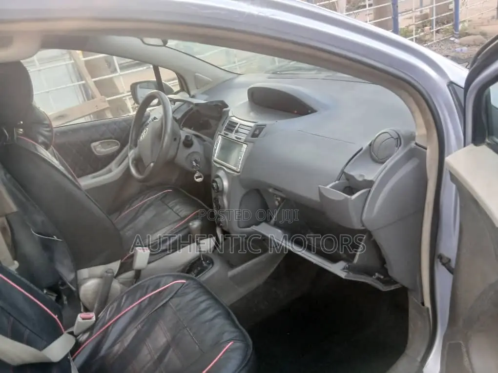 Toyota Vitz 2010 Silver