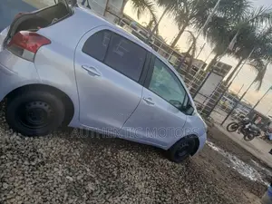 Toyota Vitz 2010 Silver
