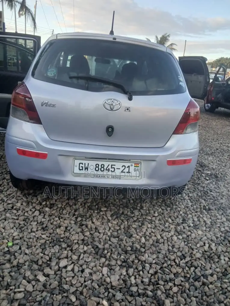 Toyota Vitz 2010 Silver