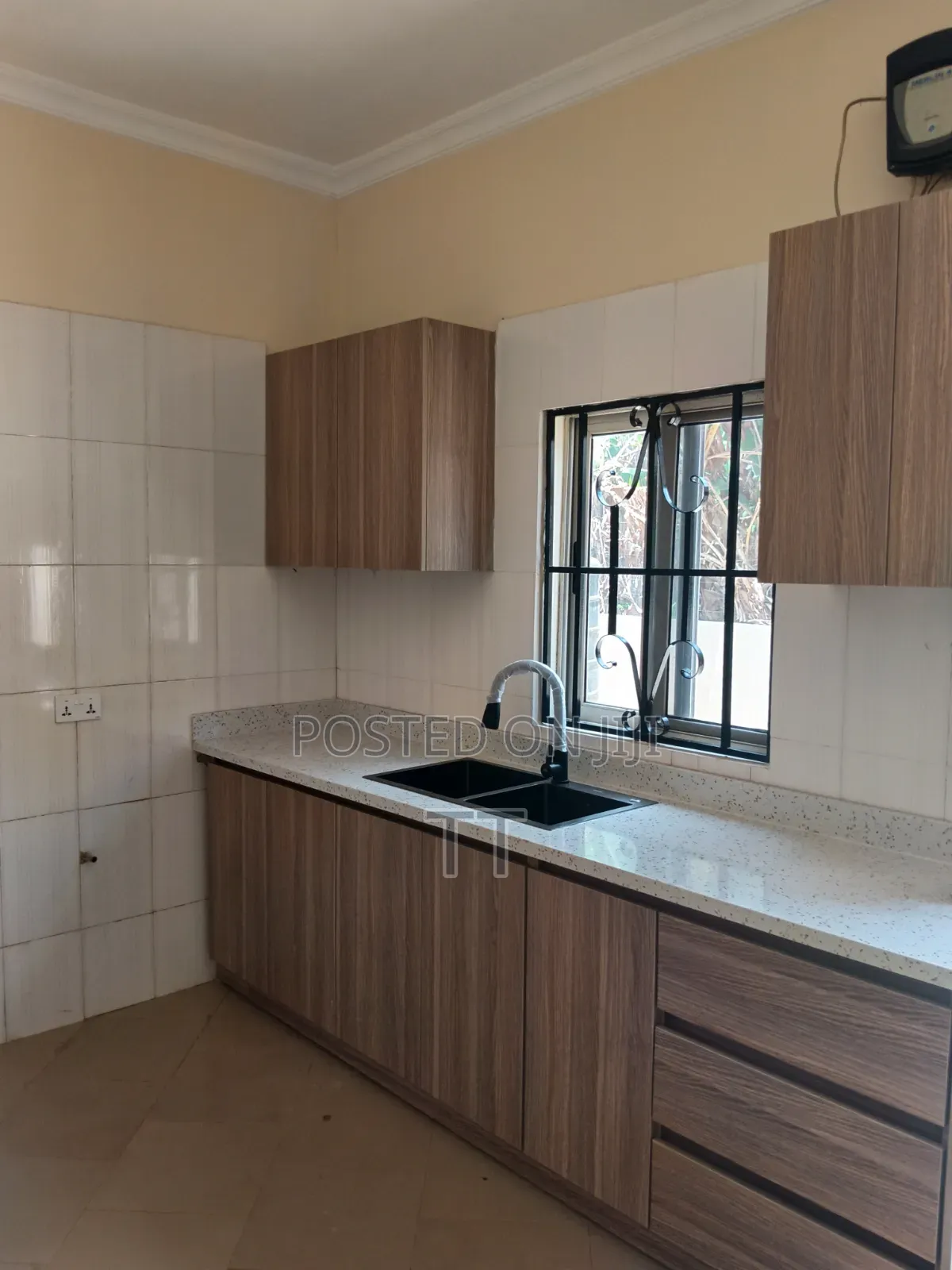 3bdrm House in Shell Sign Board, Coca Cola for rent