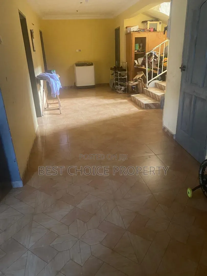 5bdrm House in East Amrahia, A&C Mall Area for sale