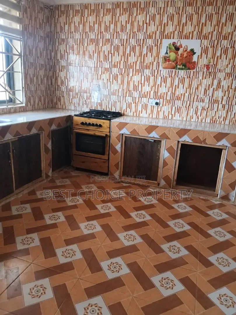 5bdrm House in East Amrahia, A&C Mall Area for sale