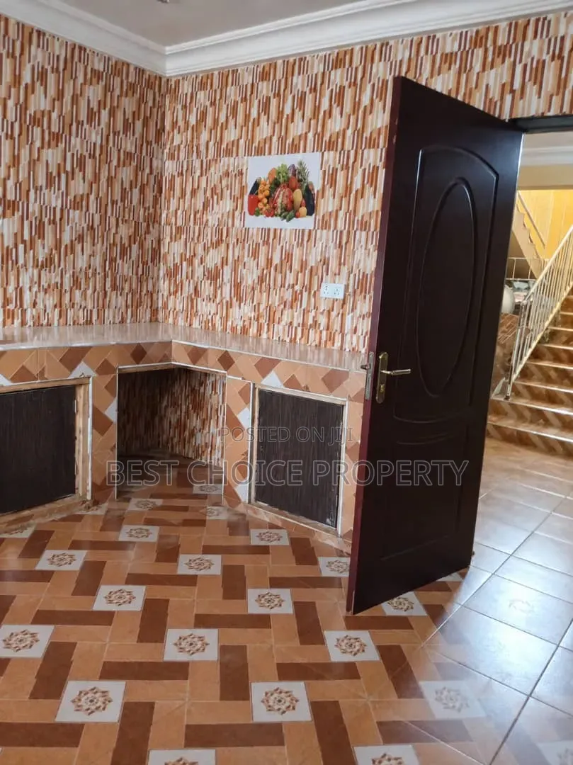 5bdrm House in East Amrahia, A&C Mall Area for sale