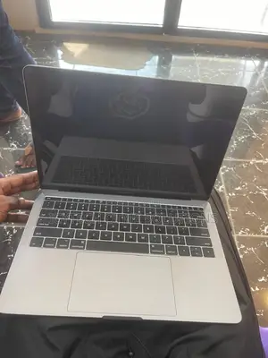 Laptop Apple MacBook Pro 2017 8GB Intel Core i5 SSHD (Hybrid) 512GB