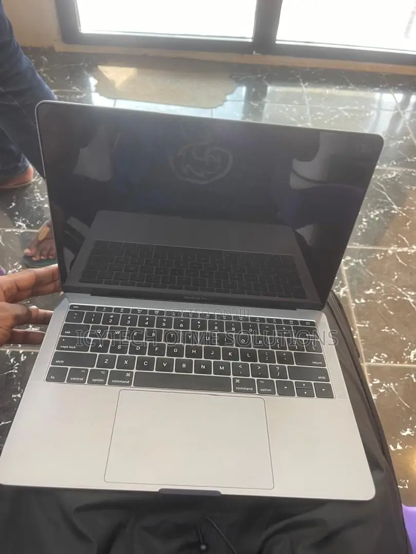 Laptop Apple MacBook Pro 2017 8GB Intel Core i5 SSHD (Hybrid) 512GB