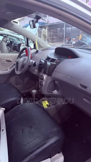Toyota Vitz 1.3 FWD 5dr 2010 Purple