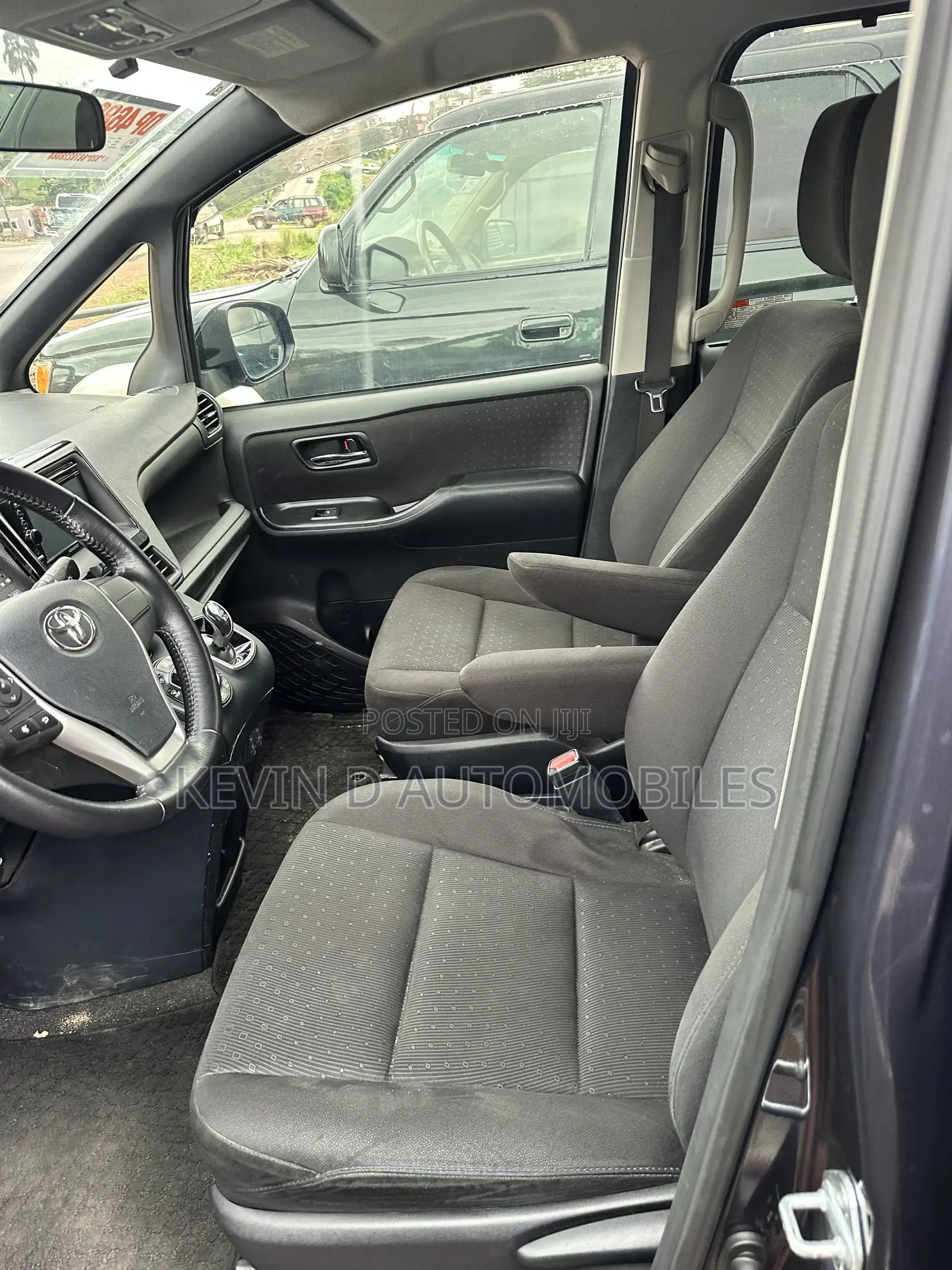 Toyota Voxy Hybrid X 2WD 7-Seater 2015 Blue