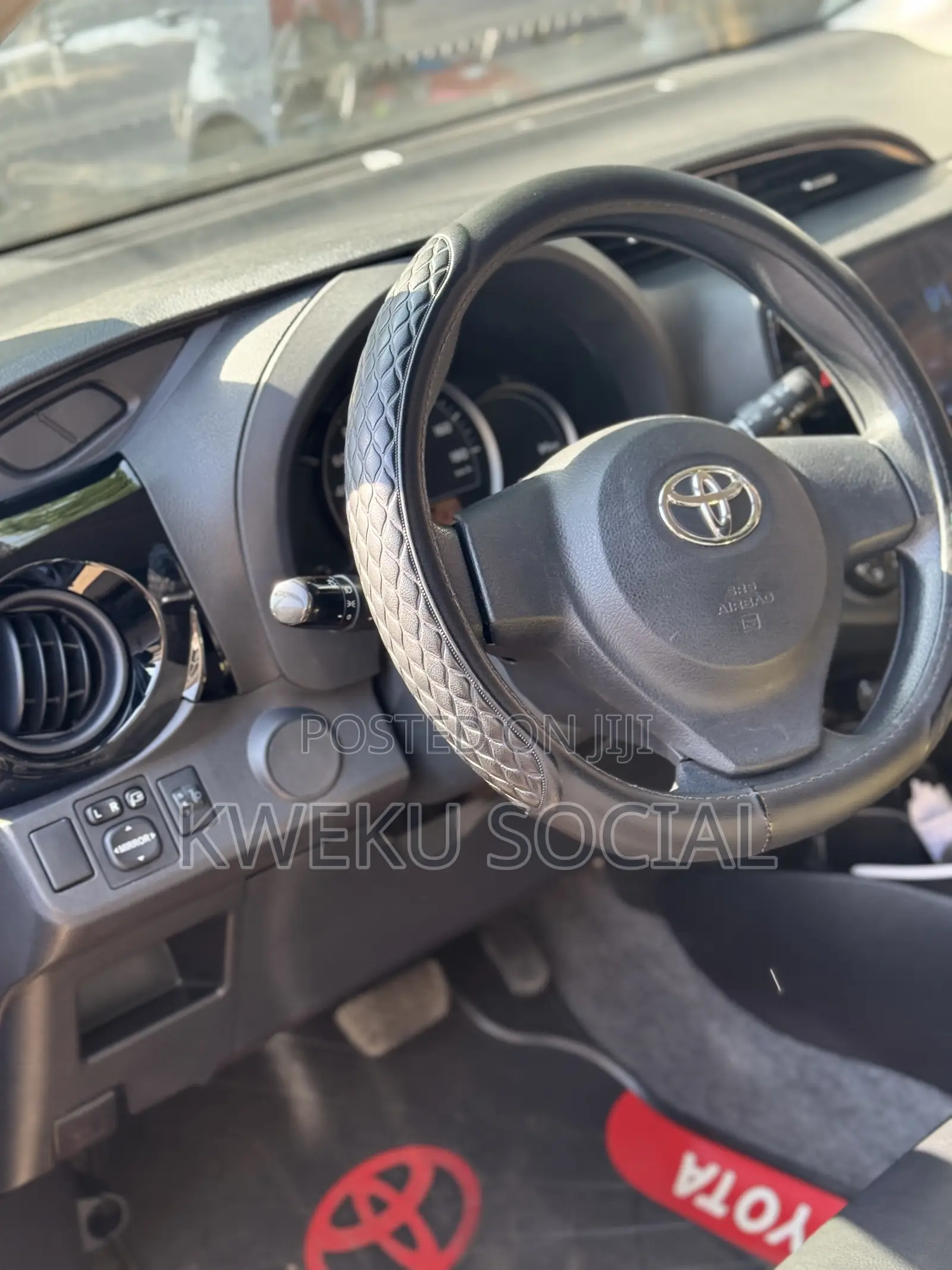 Toyota Vitz 1.3 AWD 5dr 2013 Black