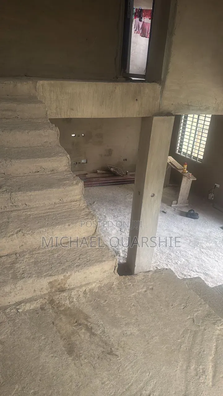 5bdrm House in Pokuase Government for sale