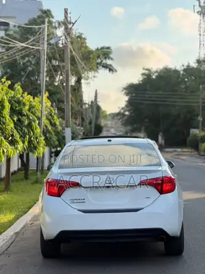 Toyota Corolla SE (1.8L 4cyl 2A) 2018 White