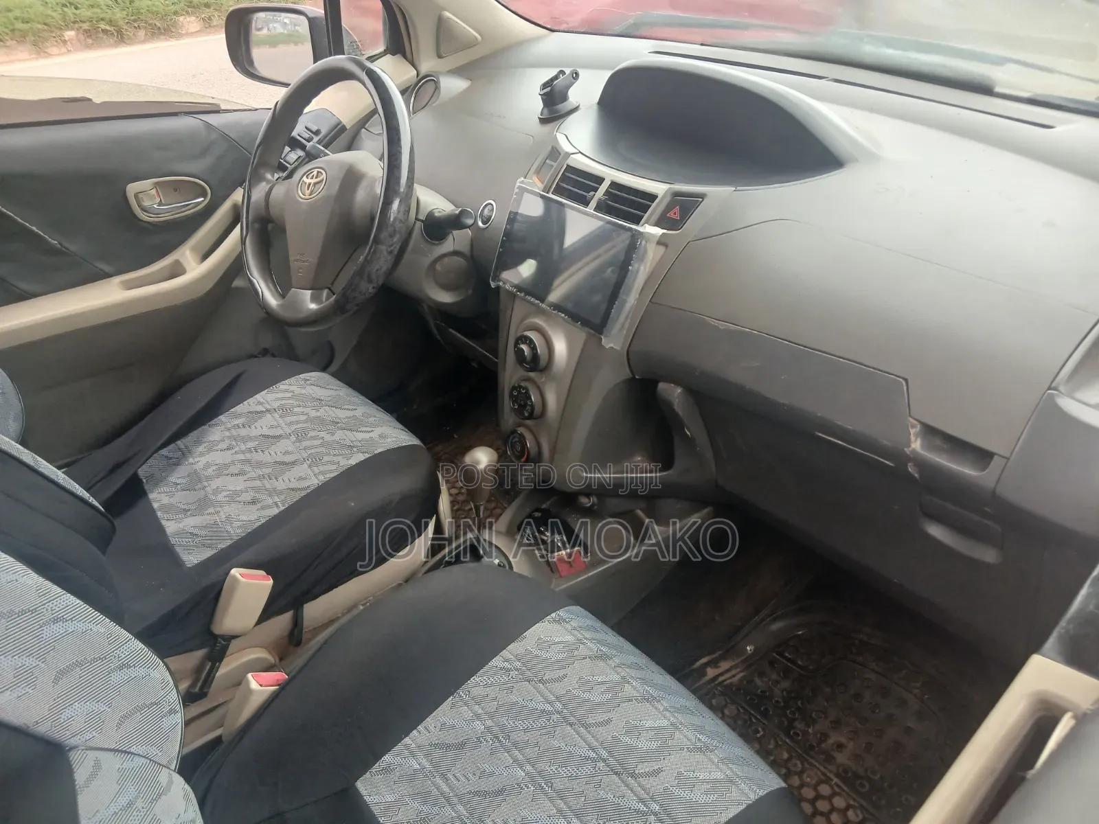 Toyota Vitz 2010 Red