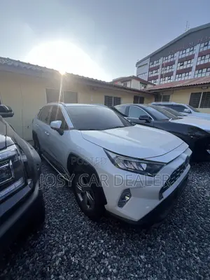 Toyota RAV4 LE FWD 2020 White