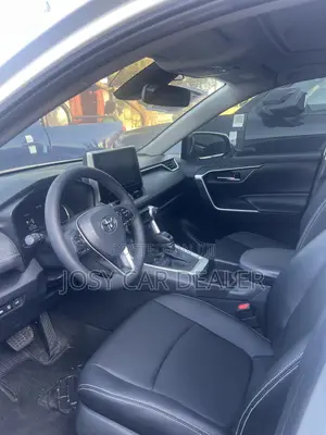 Toyota RAV4 LE FWD 2020 White