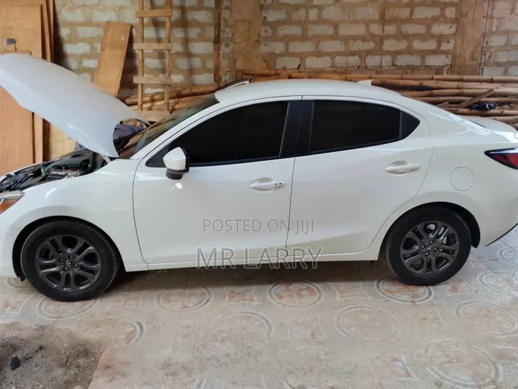 Toyota Yaris LE Sedan 4dr 2019 White