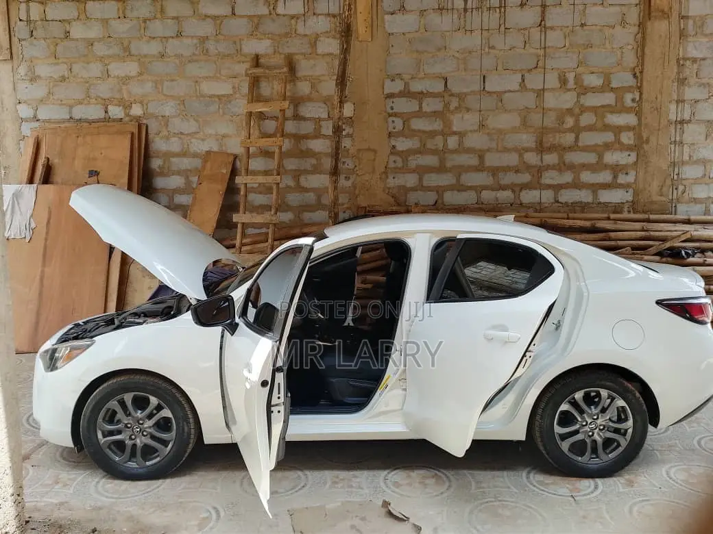 Toyota Yaris LE Sedan 4dr 2019 White