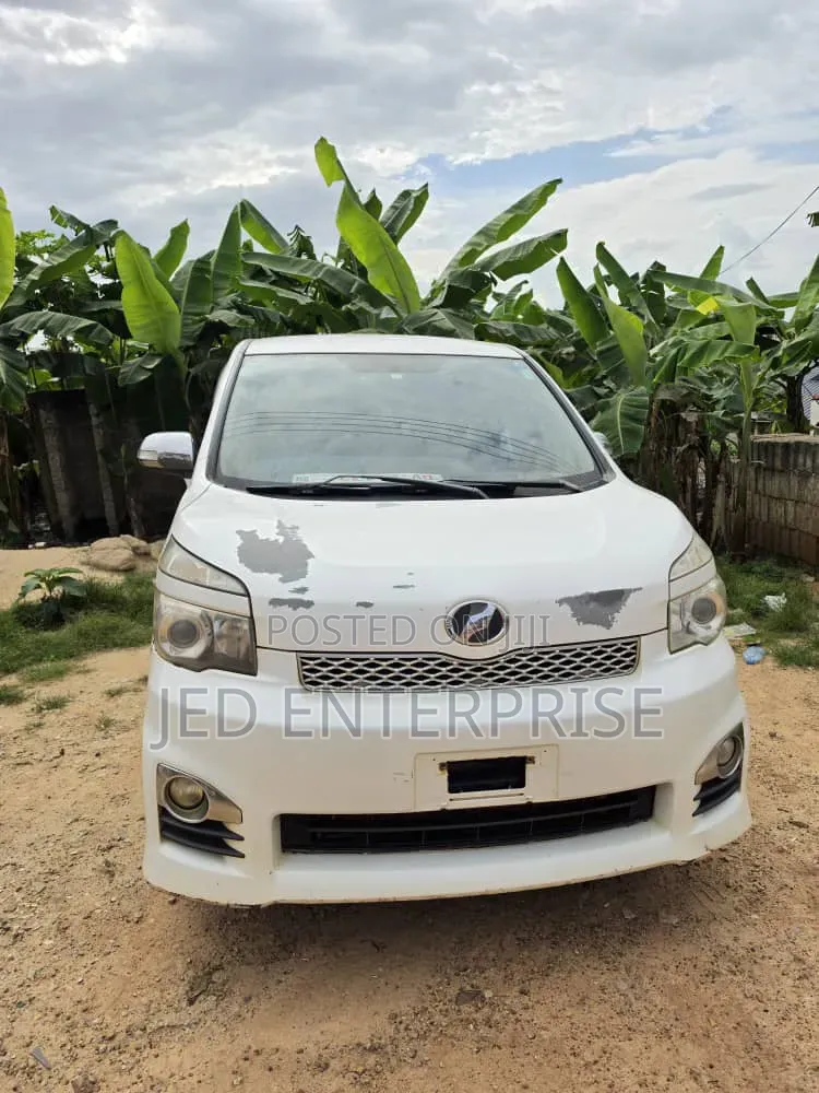 Toyota Voxy 2013 White