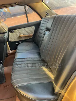 Mercedes-Benz 300D 1985 Gold