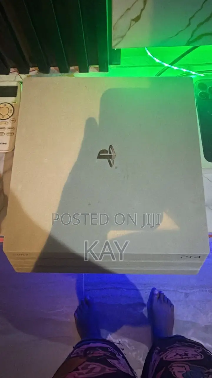 PS4 Pro White