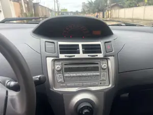 Toyota Vitz 1.0 FWD 5dr 2010 Silver