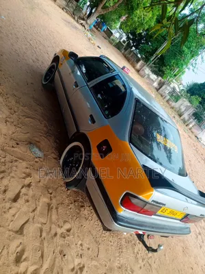 Nissan Almera Tino 2004 Yellow