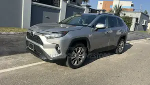 Toyota RAV4 XLE 2021 Silver