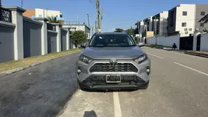 Toyota RAV4 XLE 2021 Silver