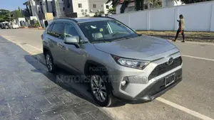 Toyota RAV4 XLE 2021 Silver