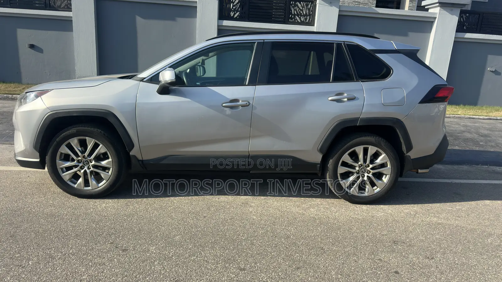 Toyota RAV4 XLE 2021 Silver