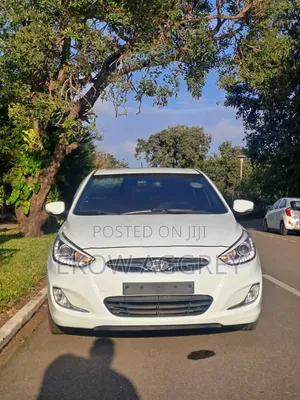Hyundai Accent SE 4dr Hatchback (1.6L 4cyl 6A) 2014 White