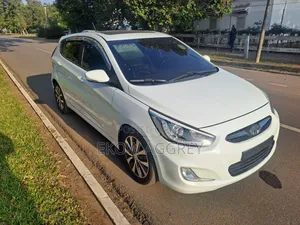 Hyundai Accent SE 4dr Hatchback (1.6L 4cyl 6A) 2014 White